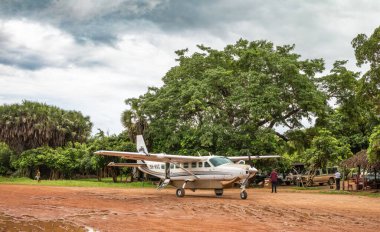 Auric Air Services tarafından işletilen 12 kişilik Cessna hafif uçağı, Tanzanya 'daki Nyerere Ulusal Parkı' ndaki Mtemere havaalanına (Selous Game Reserve) indi..
