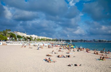 İnsanlar öğleden sonra Fransa 'nın güneyindeki Cote d' Azur 'da Cannes' da Mace halk plajında (Plage Mac) dinleniyorlar. 