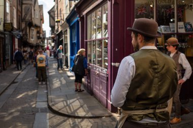 Geleneksel kostüm ve melon şapkalı turist rehberleri, İngiltere 'nin Kuzey Yorkshire, York' taki korunmuş ortaçağ sokağı Shambles 'da iş yapmak için toplandı..