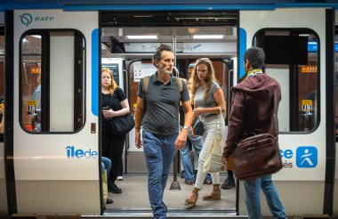 Yolcular Paris metrosundan Paris, Fransa 'daki Steampunk' tan esinlenilmiş Arts et Metiers metro istasyonunda indiler.