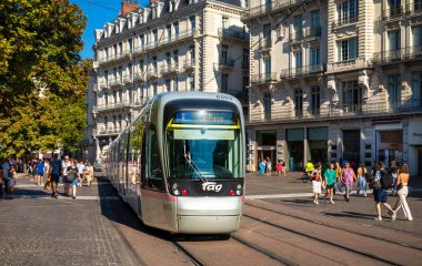 Fransa 'nın Grenoble kentindeki Felix Poulat sokağında bir tramvay insan alışverişinin önünden geçiyor..