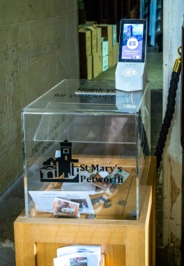 Petworth, West Sussex, İngiltere 'deki St. Mary Kilisesi' nde otomatik kart ödeme makinesi bulunan kutu..