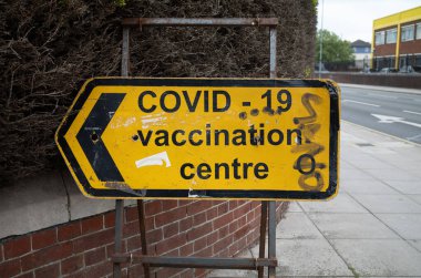 Portsmouth, Hampshire, İngiltere 'deki COVID-19 aşı merkezi için bir işaret..