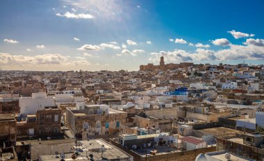 Ribat 'tan antik Medine' nin karşısındaki Sousse, Tunus 'taki antik Kasbah' a doğru bir hava manzarası. Medina bir UNESCO Dünya Mirası sahası..
