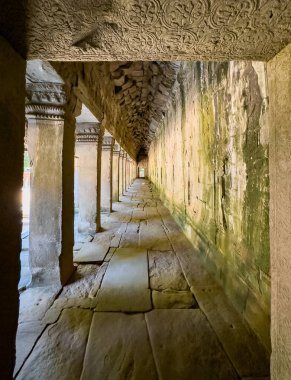 Kamboçya 'daki ünlü Angkor kompleksindeki Ta Prohm tapınağında gizli bir taş koridor..