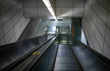 Bangkok, Tayland 'daki Lumpini MTR metro istasyonunda yürüyen merdivenler..