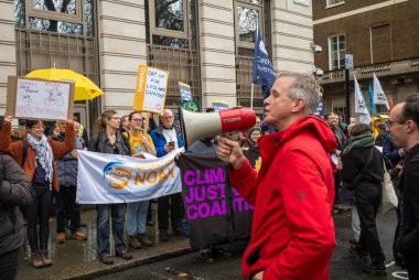 Londra, İngiltere. 9 Aralık 2023: İklim Adalet Koalisyonundan eylemciler, BM iklim değişikliği konferansı COP28 ile aynı tarihe denk gelecek 