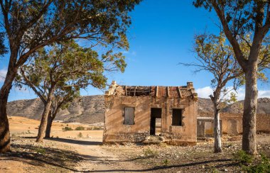 Terk edilmiş ve sahipsiz bir çiftlik evi ve Ain El Batria, Tunus 'ta küçük bir barınak.