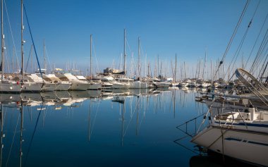 Cape Manastırı Marina, Manastır, Tunus 'a demirlemiş yatlar, yelkenli tekneler ve motorlu kruvazörler.