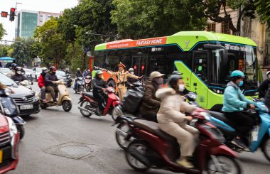 Bir trafik polisi, Hanoi, Vietnam 'daki kaotik bir kavşağa düzen getirmeye çalışırken bastonunu sallıyor..