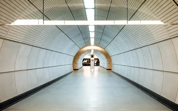 Londra 'nın en yeni alt hattı olan Elizabeth Hattı' ndaki Tottenham Court Road İstasyonu 'ndaki platformları birbirine bağlayan bir geçit..