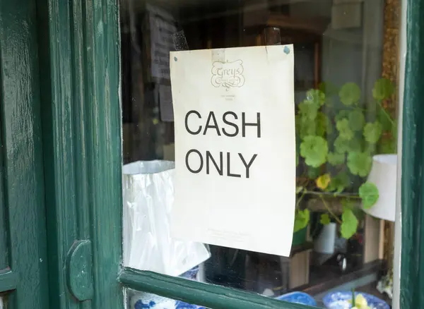 Bir kafe vitrininde müşterilere sadece nakit kabul ettiklerini söyleyen bir tabela, Totnes, Devon, İngiltere.