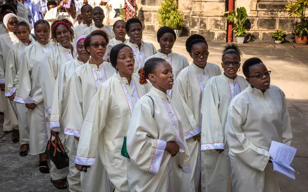 stock image Dressed in white, the choir sings as it enters St Joseph's Cathedral for catholic Sunday Mass in Stone Town, Zanzibar, Tanzania.