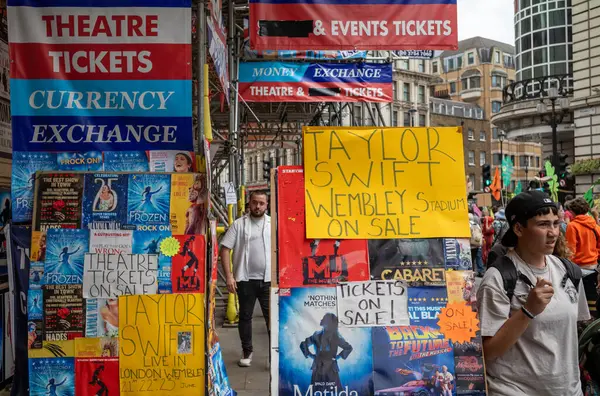 Taylor Swift biletleri, diğer müzik ve tiyatro biletleri satan ve Piccadilly Circus, Londra, İngiltere 'de turist para değişimi sunan bir dükkan.