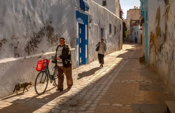 stock image An elderly man and his bicycle inside the ancient medina of Kairouan, Tunisia. The city is a UNESCO world heritage site and the 4th holiest in Islam.