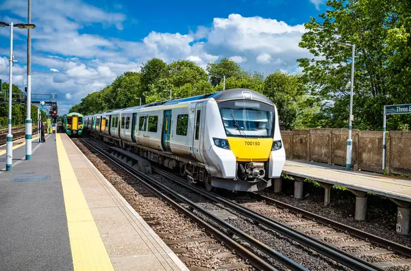 Güneye giden Thameslink treni Batı Sussex, İngiltere 'deki Thress Bridges tren istasyonuna yanaşıyor..