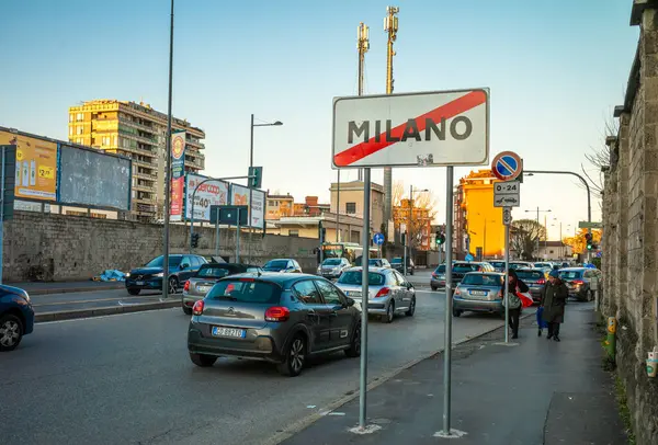 Banliyö sokak tabelasında 