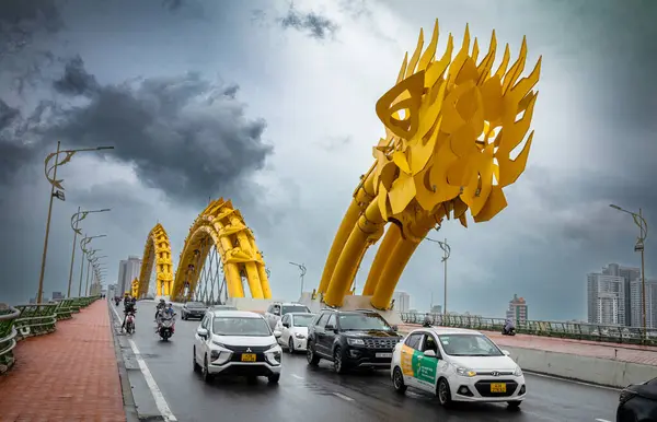 stock image Traffic crosses The Dragon Bridge in the rain in Danang, Vietnam