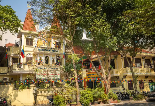 Hanoi, Vietnam 'daki Cao Dai Oratory ya da tapınağı. Cao Dai, 1927 yılında Güney Vietnam 'da kurulan ve merkezi Tay Ninh kasabasında bulunan renkli bir senkronizasyon dinidir..