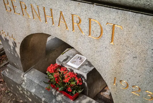 stock image Flowers and a photo of the famous actress Sarah Bernhardt on her tomb in Pere Lachaise Cemetery in Paris, France