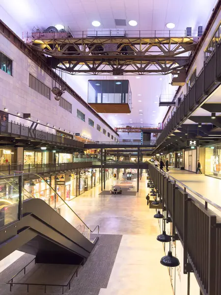 Londra, İngiltere 'deki eski Battersea Elektrik Santrali' nin içi, orijinal sanayi ve sanat deco özelliklerini muhafaza ederken bir alışveriş merkezi olarak yeniden geliştirildi..