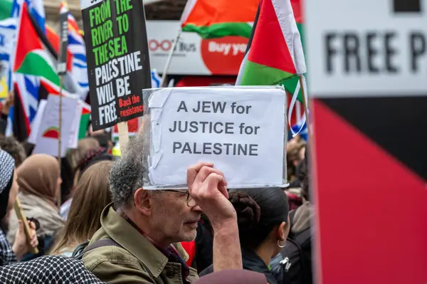 Londra, İngiltere. 18 Mayıs 2024: Bir Yahudi Londra 'nın merkezinde İsrail' in Gazze 'ye düzenlediği saldırılara karşı Filistin için Nakba 76 Mart' ta adalet çağrısında bulundu. 1948 'deki 