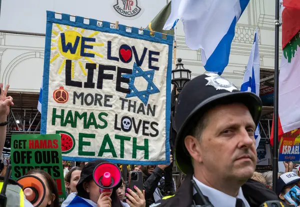 Londra, İngiltere. 18 Mayıs 2024: Piccadilly Sirki 'ndeki İsrail yanlısı karşı göstericiler, İsrail' in Londra 'nın merkezinde Gazze' ye düzenlediği saldırılara karşı Filistin adına 76 Mart 'ta Filistin' de barış için yürüyen insanlara bağırıp sataştılar..