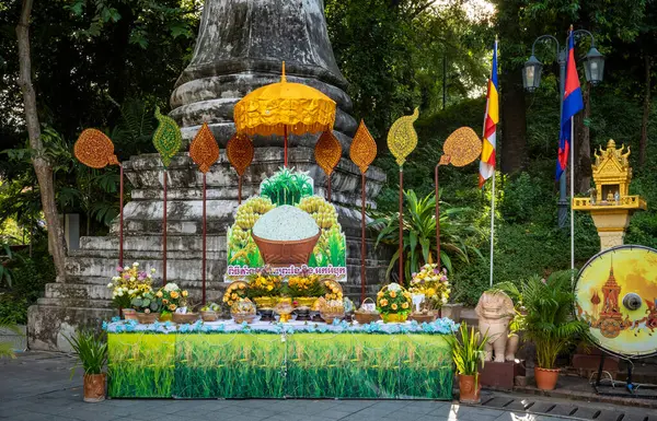 stock image Buddhist offerings at Wat Phnom in Phnom Penh, Cambodia.