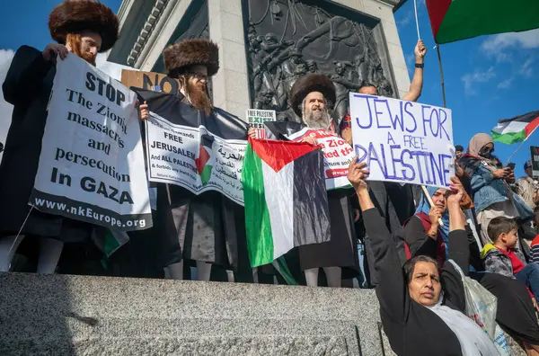 stock image London, UK. 14 Oct 2023: Three men from the fringe Haredi Jewish group Neturei Karta, or Guardians of the City, protest at Trafalgar Square in support of Palestine and against  Israeli attacks on Gaza