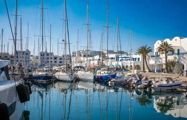 Cape Manastırı Marina, Manastır, Tunus 'a demirlemiş yatlar, yelkenli tekneler ve motorlu kruvazörler.