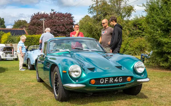 Araba meraklıları, Storrington, West Sussex, İngiltere 'de düzenlenen klasik bir araba fuarında 1969 model bir TVR Vixen S2 spor yara izine (OFR 4G) bakıyorlar..