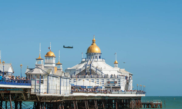 Истребитель Hawker Fury Mk II 1953 года пролетает над пирсом Истборна на ежегодном международном авиасалоне Eastbourne Airbourne