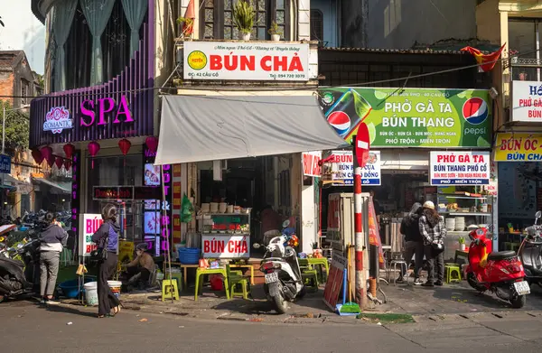 stock image People browse small restaurants and shops in the Old Quarter, Hanoi, Vietnam.