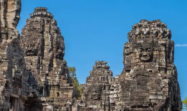 Angkor Thom, Kamboçya 'da Angkor' da antik Bayon Tapınağı 'nda kayalara oyulmuş dev yüzler..