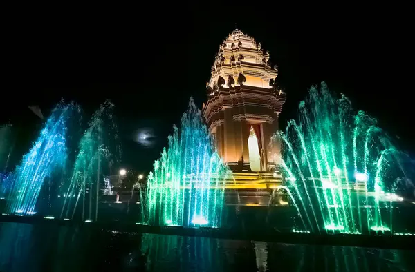 stock image The Independence Monument in central Phnom Penh, Cambodia seen at night.