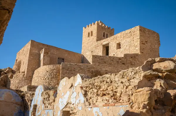 Tunus 'un terk edilmiş Berber köyü Zriba El Alia' da (Zriba Olia) korunmuş eski Dar al-Baraka, yani Lütuf Evi tahıl ambarı..