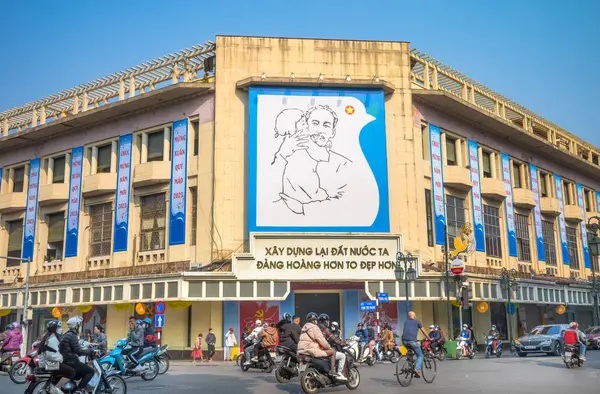 stock image The landmark giant propaganda billboard showing President Ho Chi Minh holding a young child on corner of Trang Tien and Dinh Tien Hoang, Hanoi, Vietnam.