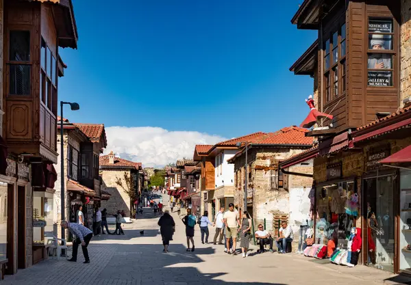 Türkiye 'nin Antalya ilinin Liman Caddesi' ndeki Liman Caddesi 'nde gezici dükkanlar ve yerel halk sohbet ediyor (Türkiye))