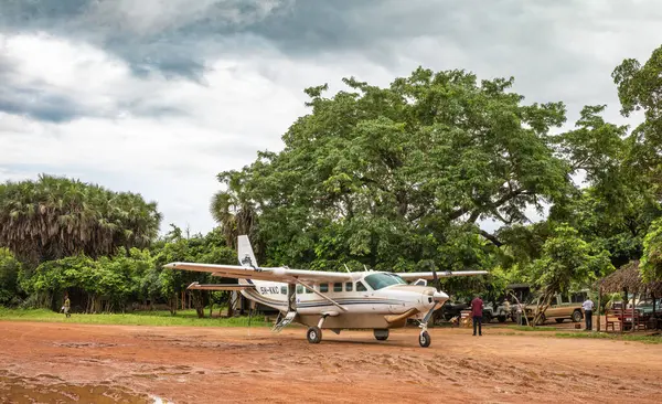 Auric Air Services tarafından işletilen 12 kişilik Cessna hafif uçağı, Tanzanya 'daki Nyerere Ulusal Parkı' ndaki Mtemere havaalanına (Selous Game Reserve) indi..