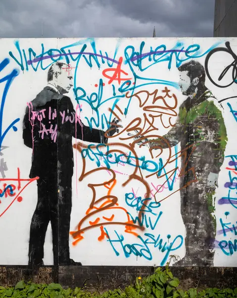 stock image Graffiti in London, UK showing Russia president Vladamir Putin and Ukraine president Volodymyr Zelenskyy playing 'rock, paper, scissors'.