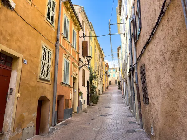 Rue du Four, ve Vallauris, Alpes-Maritime, Fransa 'nın merkezindeki eski geleneksel boyanmış evler ve apartmanlar sokağı..