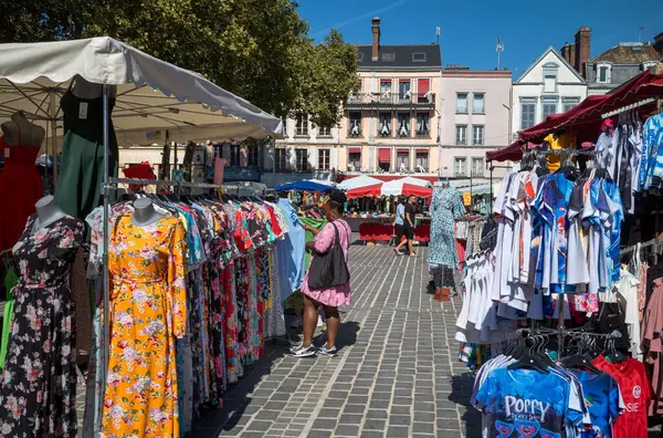 Afrika kökenli bir kadın, Troyes, Aube, Fransa 'daki Merkez Pazarı' nın (Marche des Halles) dışındaki bir markette giysilerine göz atar..