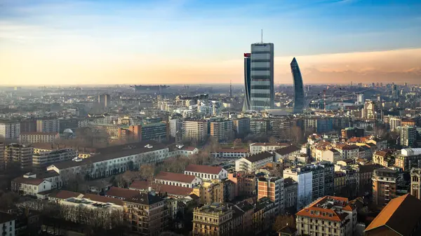Milan 'ın Branca Kulesi' nden kuzeybatıya, CityLife iş bölgesine ve San Siro Stadyumu 'na bakan hava görüntüsü, Lombardy, İtalya