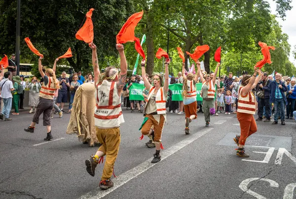 Londra / İngiltere - 22 Haziran 2024: Aktivist Morris dansçıları Çevre Koruma için Doğayı Yenileme Yürüyüşü 'nde bir ölüm sahnesi düzenlediler. Yürüyüş için RSPB, WWF, National Trust, Extinction Rebellion ve diğerleri de dahil olmak üzere 350 grup.