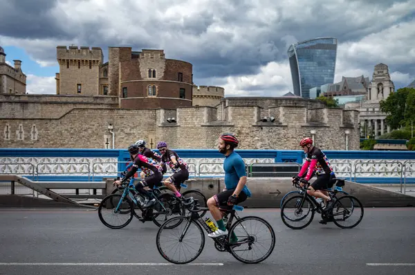RideLondon 2022 'ye katılan bir grup bisikletçi Londra' daki Tower Bridge 'deki bitiş çizgisine yaklaşıyor..