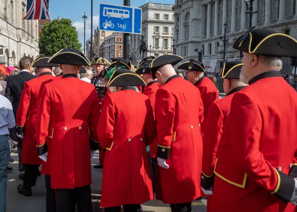 stock image Chelsea pensioners wait at the entrance to Horse Guards Parade in Whitehall, London, to be admitted to a VIP area for Queen Elizabeth's Platinum Jubilee celebrations on 2 June 2022