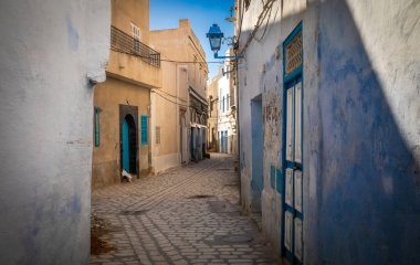 Tunus 'taki Kairouan Medine' sinin içinde ıssız bir patika ya da dar bir yol. Kairouan İslam 'ın dördüncü en kutsal şehridir ve UNESCO' nun Dünya Mirasları Alanıdır..