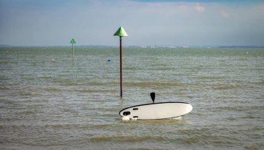 Bir acemi raketçi, İngiltere, Essex 'te, Southend-on-Sea' de dengeyi nasıl sağlayacağını öğrenmeye çalışırken devrilir..