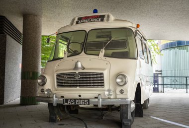 1965 model bir Morris LD ambulansı Waterloo Road, Londra 'daki Londra Ambulans Servisi' nin önünde sergileniyor.