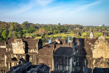 Kamboçya 'daki Angkor Wat tapınağının batı kapısındaki iç geçit boyunca uzanan merkez kuleye bakıyorum..